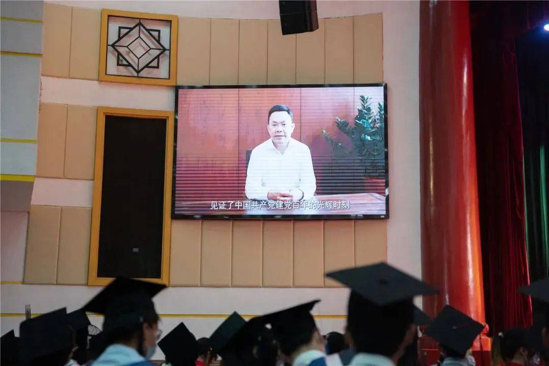 中裝建設(shè)董事長(zhǎng)莊重作為廈門(mén)大學(xué)校友代表在2022屆畢業(yè)典禮上進(jìn)行發(fā)言 